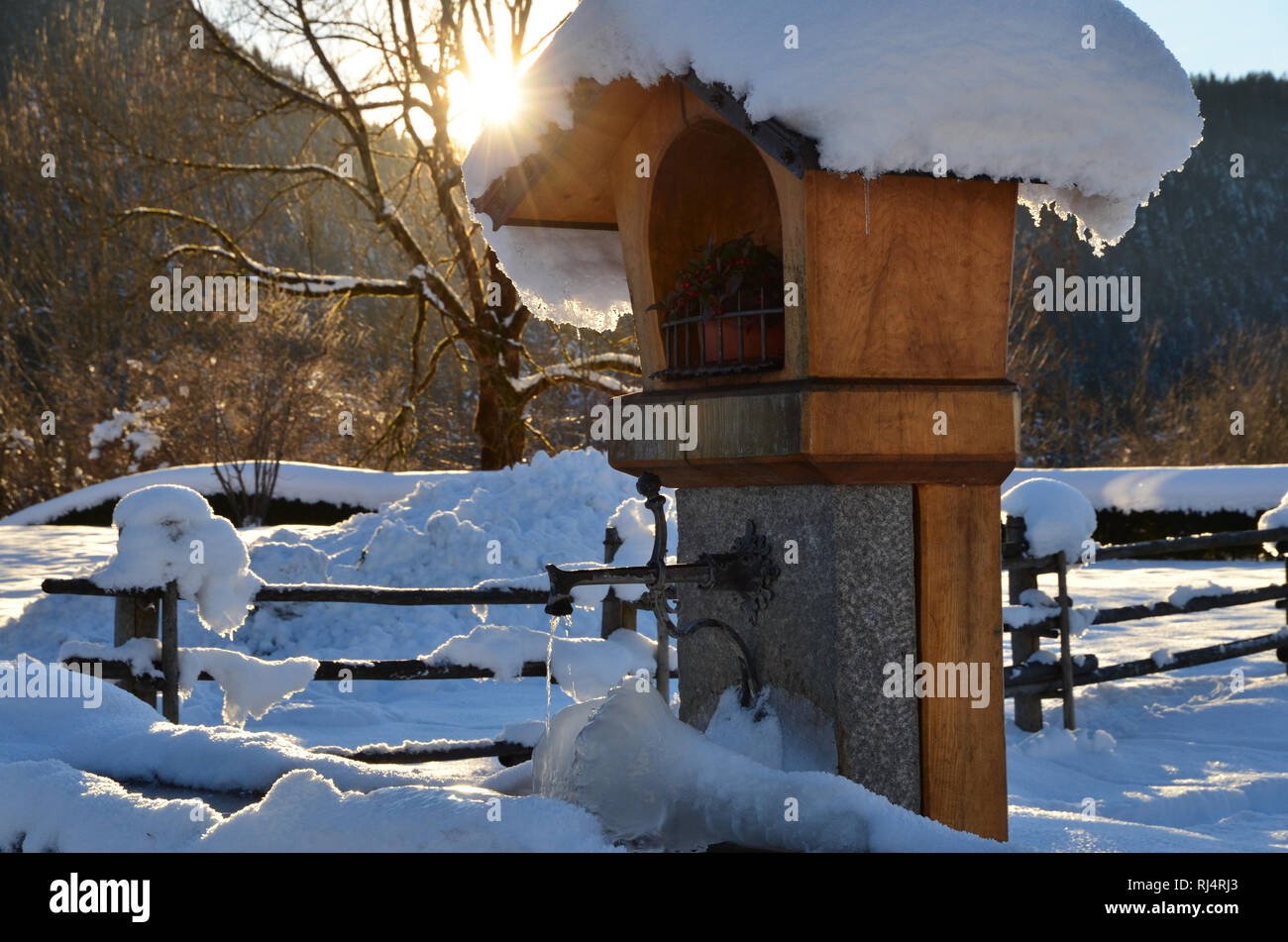 L'hiver, Holzbrunnen gefroren, Banque D'Images