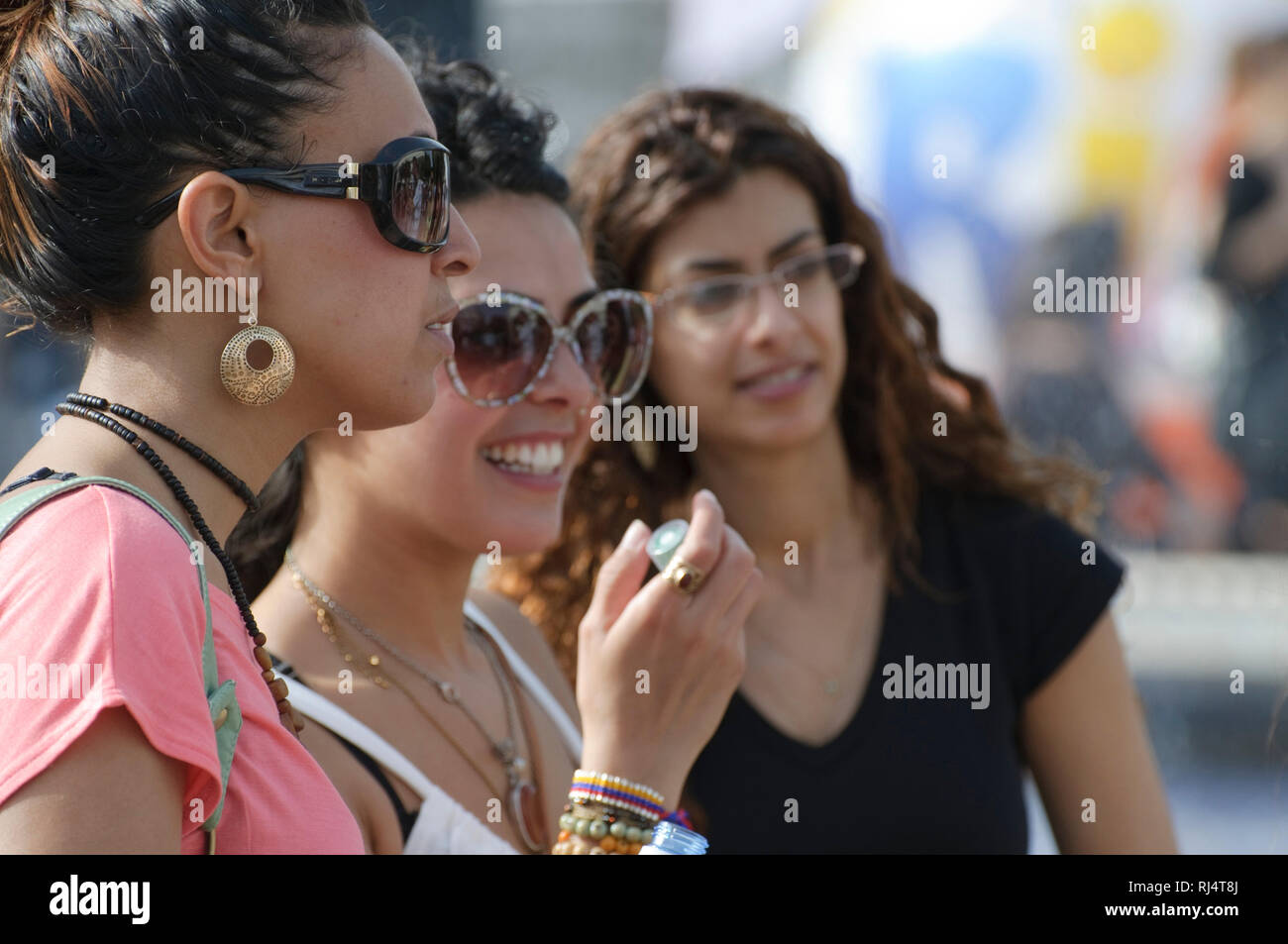 La place Dizengoff, Junge leute, Tel Aviv, Israël Banque D'Images