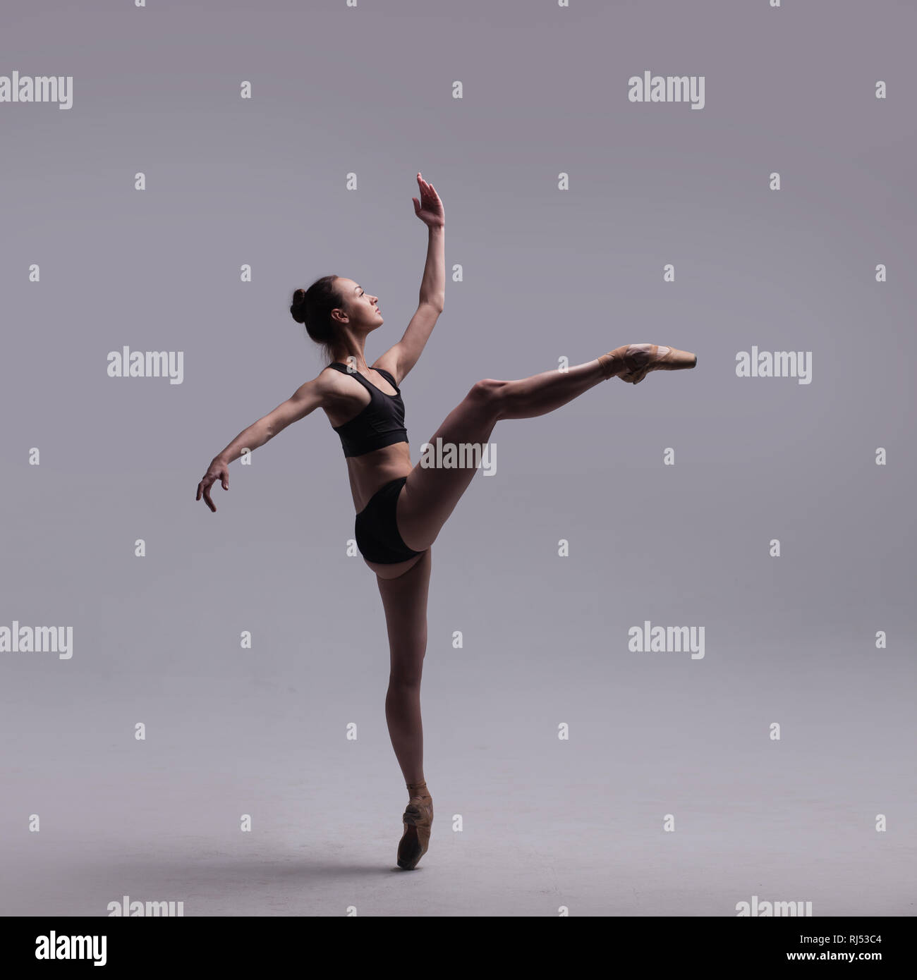 Belle danseuse de ballet posant sur pointes. Banque D'Images