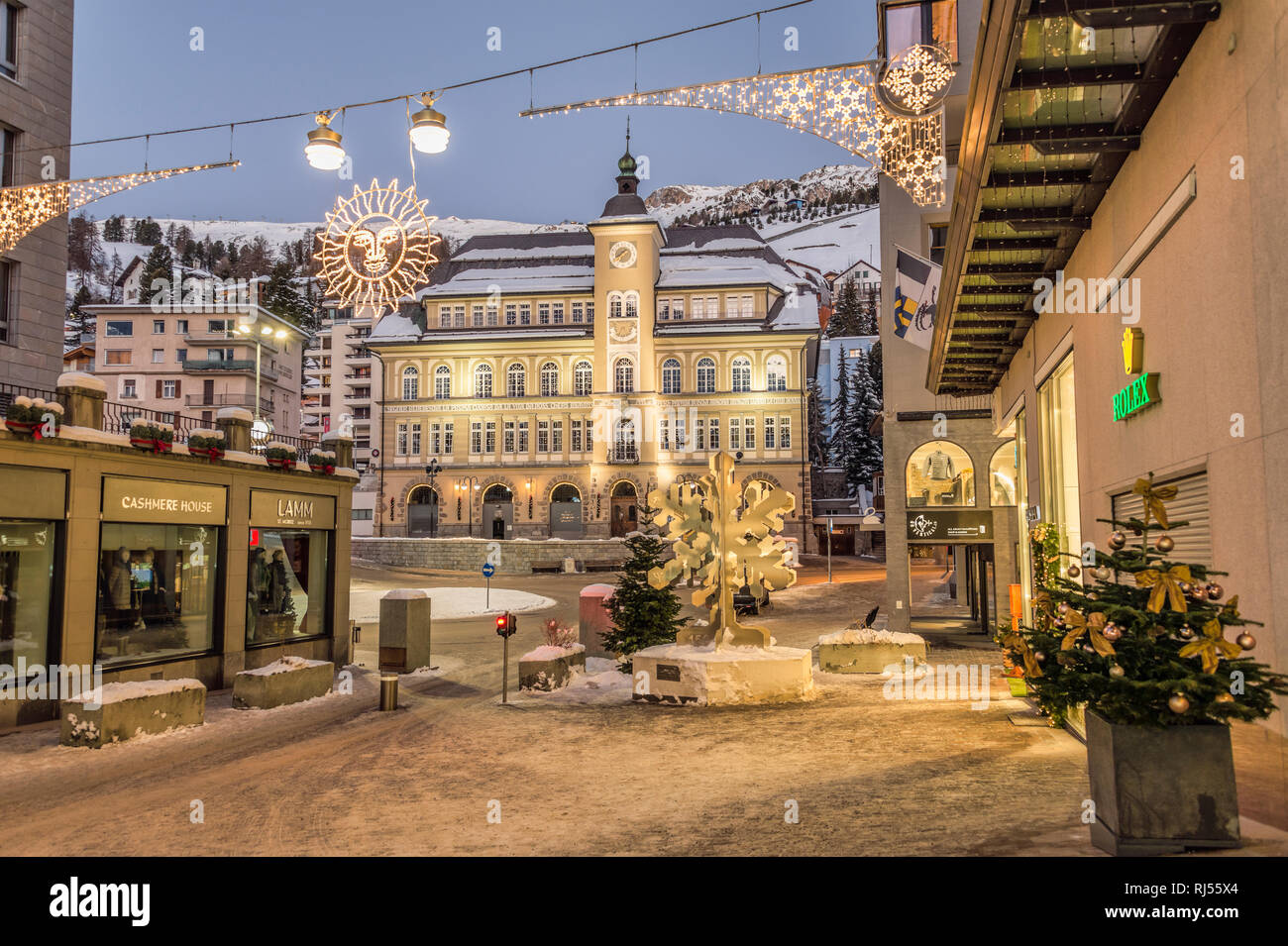 Schulhausplatz centre ville au crépuscule, St.Moritz, Grisons, Suisse Banque D'Images