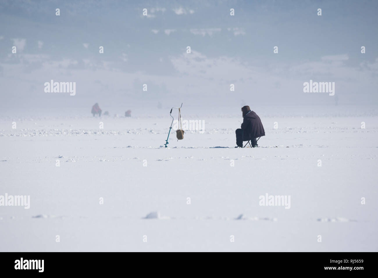 27 JAN 2019, Shiroka poliana barrage, la Bulgarie. La pêche blanche sur un lac gelé. La vis de la glace et d'un homme. Selective focus Banque D'Images