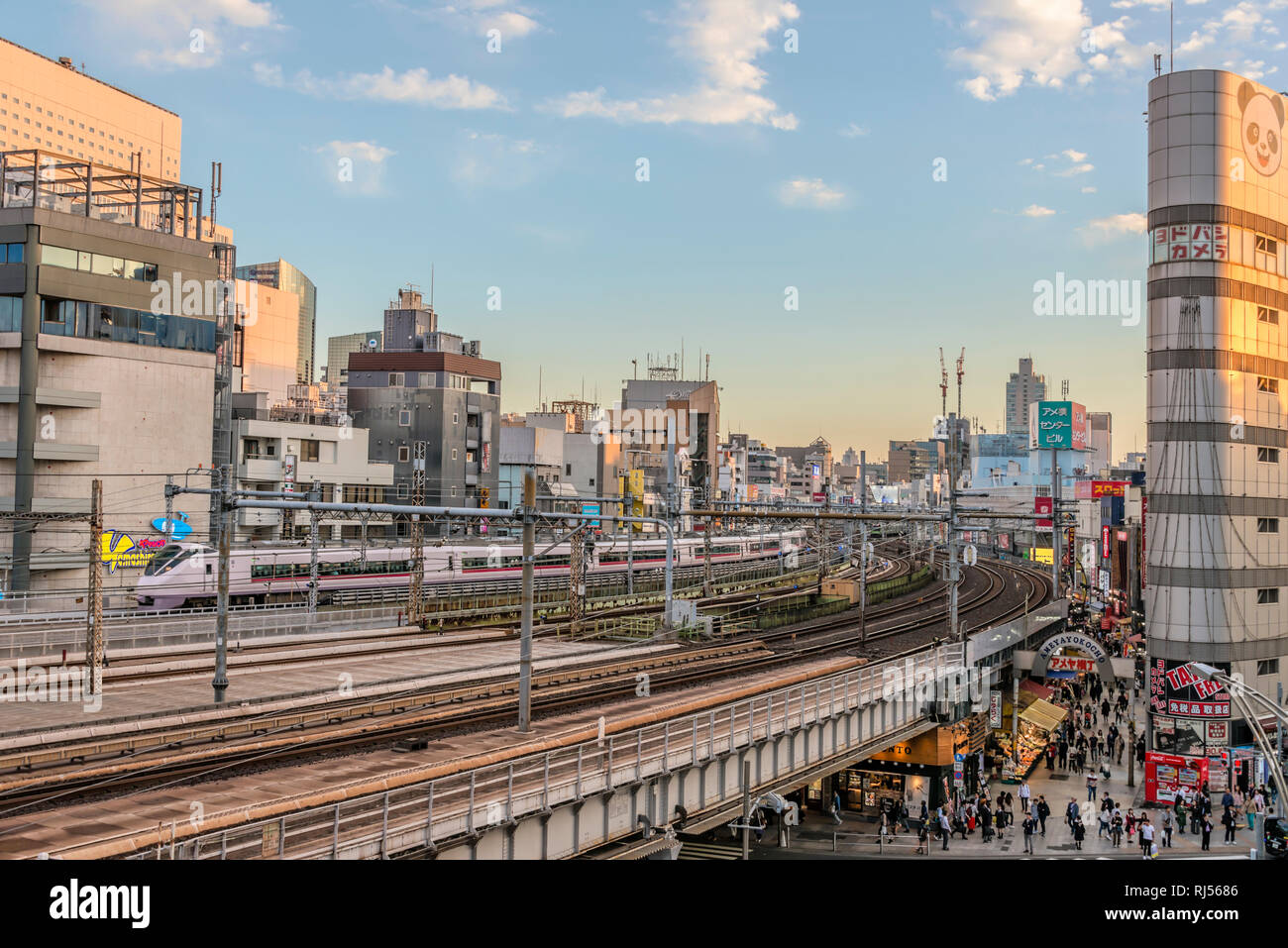 Paysage urbain au quartier des affaires d'Ueno à Dawn, Tokyo, Japon Banque D'Images