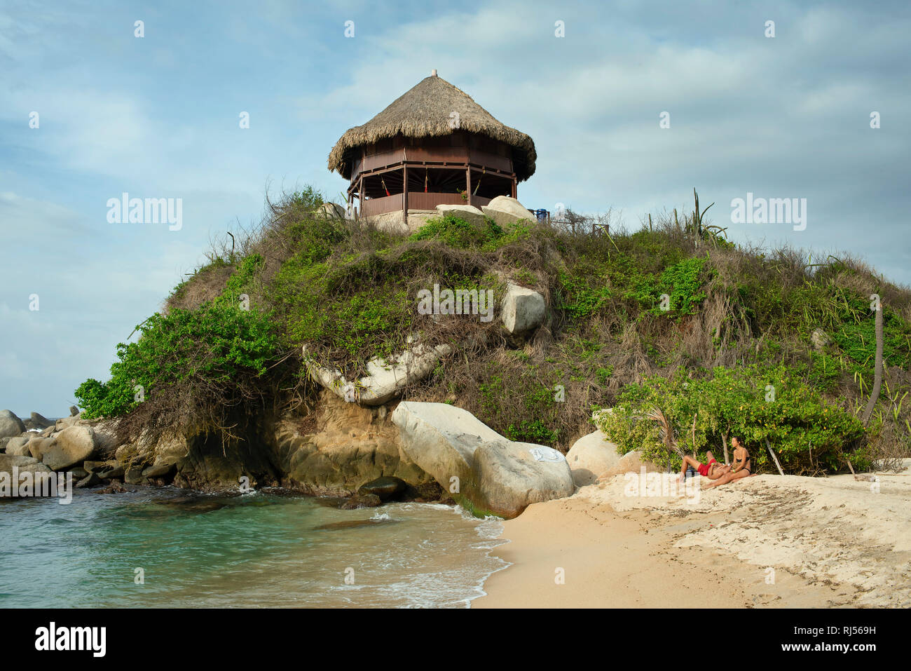 Cabana au mirador de Cabo San Juan avec un couple profitant de la plage. Le Parc National Tayrona, Colombie. Sep 2018 Banque D'Images Cabana au mirador de Cabo San Juan avec un couple profitant de la plage. Le Parc National Tayrona, Colombie. Sep 2018 Banque D'Images