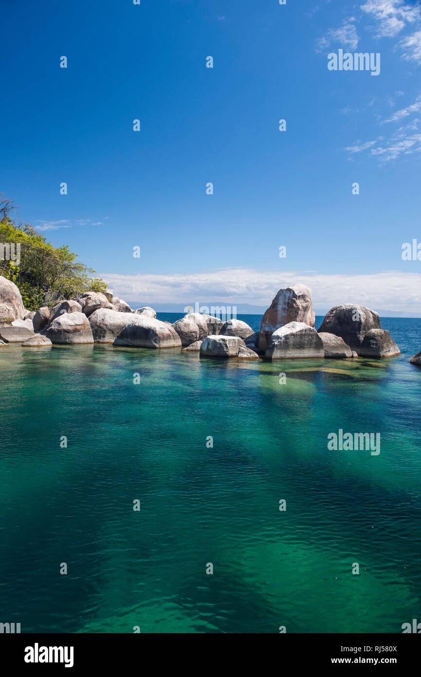 L'eau claire et turquoise, les roches de granit Mumbo Island, Cape Maclear, le lac Malawi, Malawi Banque D'Images