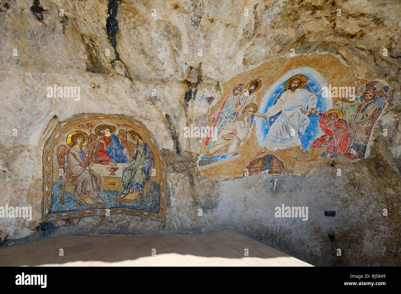 Mosaïques religieuses sur roche, monastère orthodoxe serbe Ostrog, Province, le Monténégro Danilovgrad Banque D'Images
