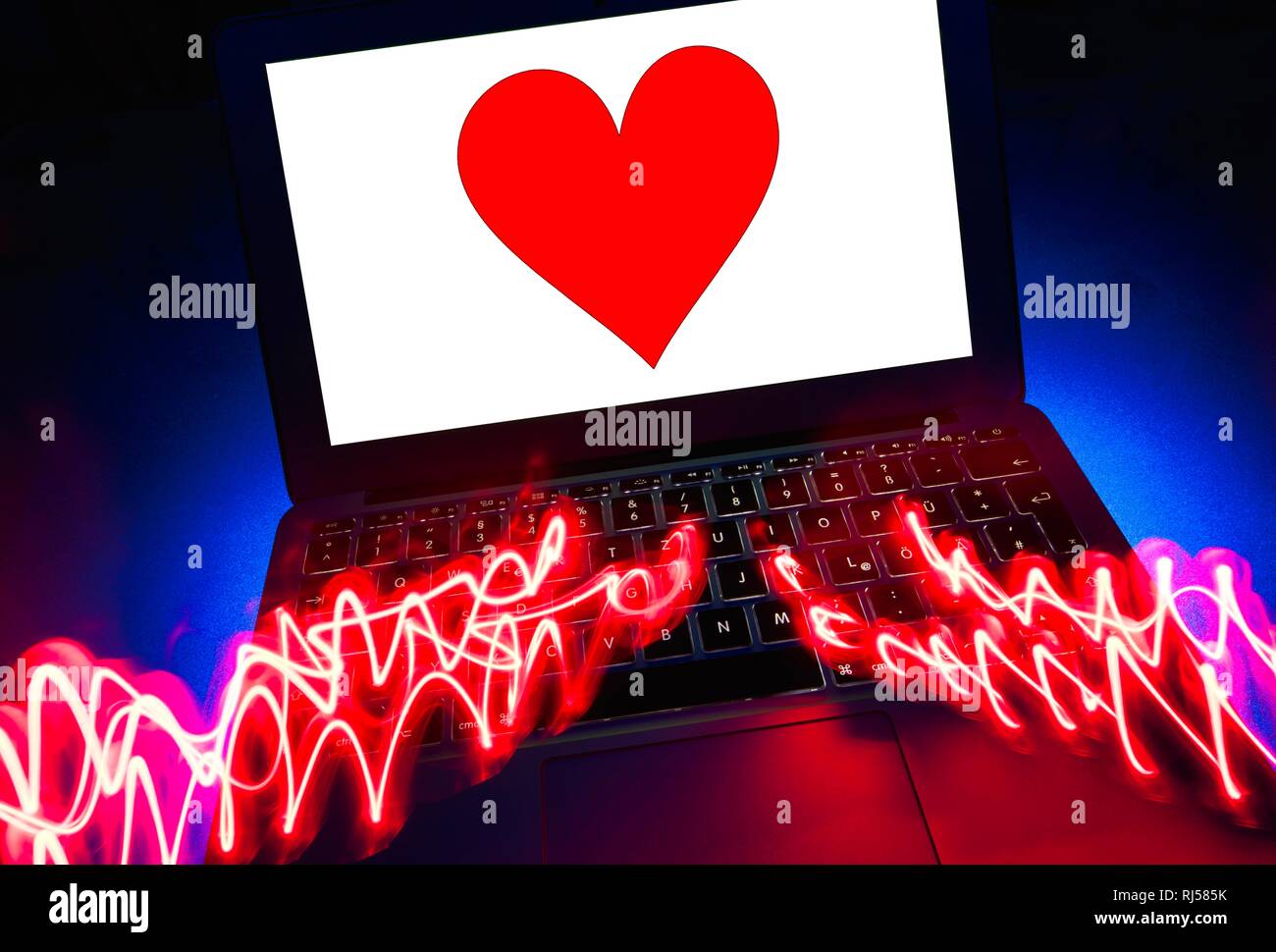 Partenariat, agence photo symbole dating agency, cœur rouge sur écran d'un ordinateur portable, Allemagne Banque D'Images