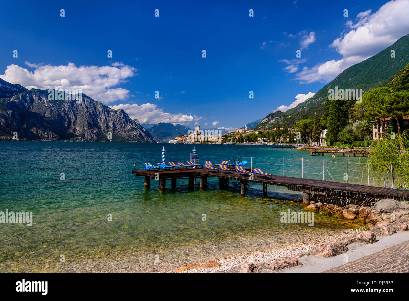 Italie, Vénétie, Gardasee, Malcesine, Ortsansicht Scaligerburg, mit Blick von der Uferpromenade Banque D'Images
