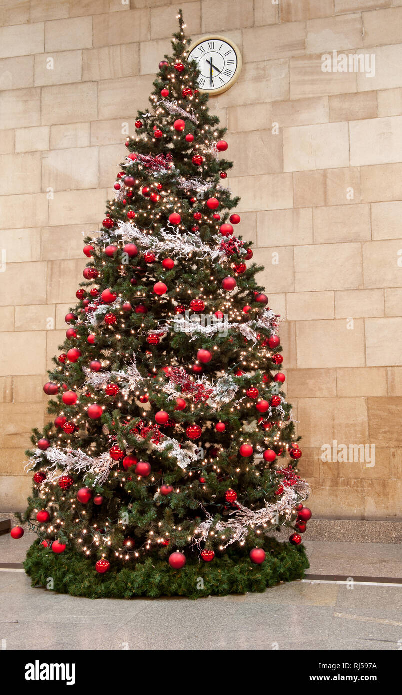 Big Red Christmas Tree ornament, boules rouges et de nombreuses chaînes d'argent, boules de verre pendaison, personne, Banque D'Images