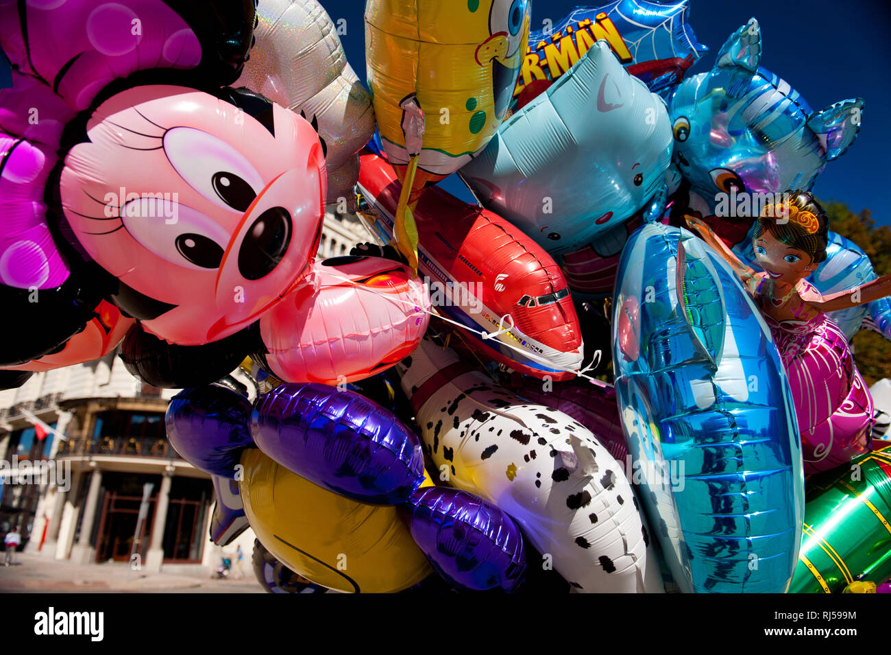 La souris de Mickey hélium ballon, bouquet de ballons à l'hélium funny noué  sur chaîne, vieille ville de Varsovie, Pologne, personne Photo Stock - Alamy