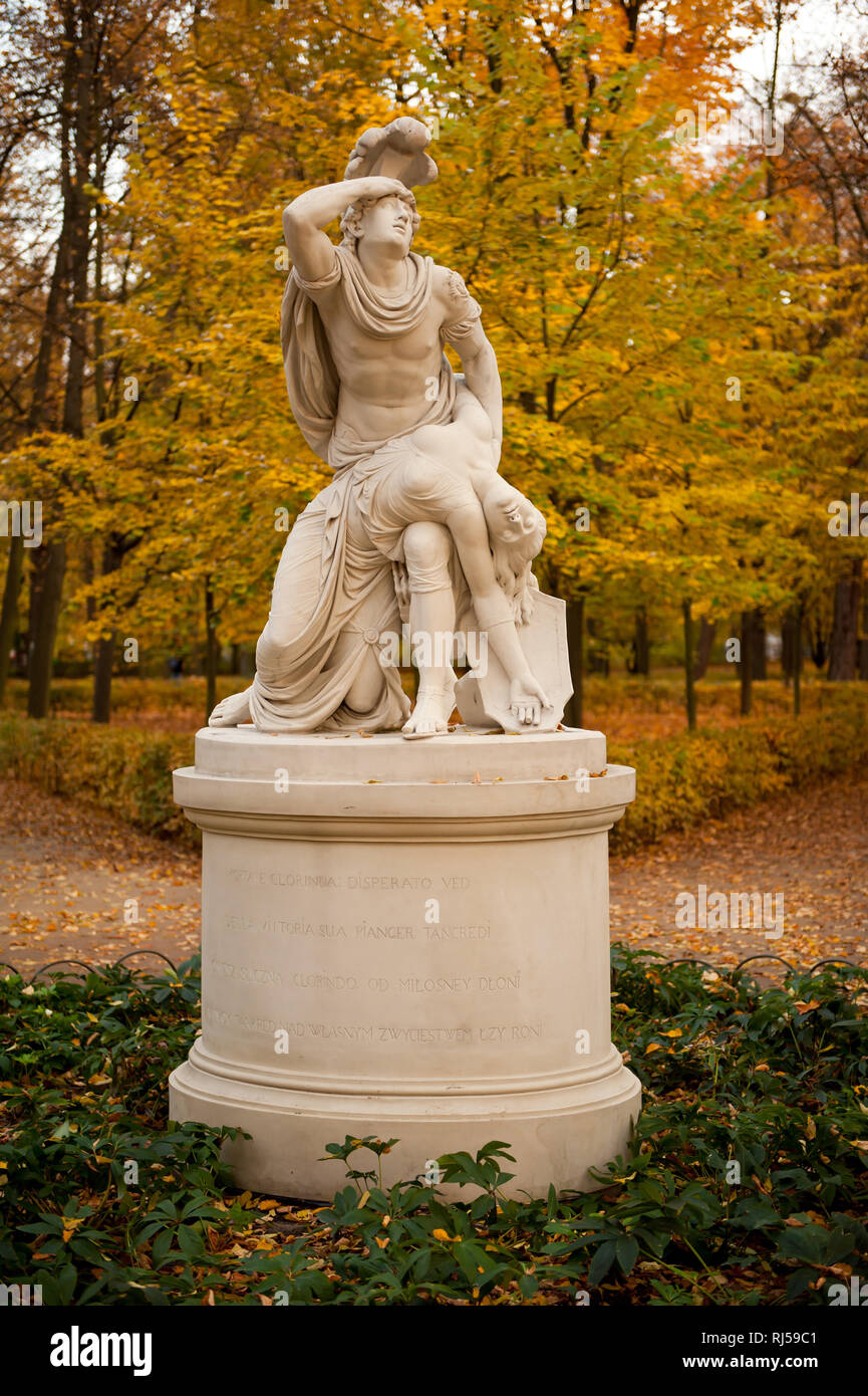 Tankred et Klorynda figure dans les feuilles d'automne sur le terrain et arbres jaunes, jardin bien entretenu dans le Parc des Thermes royaux Lazienki polonaise à Varsovie, Krolewski Banque D'Images