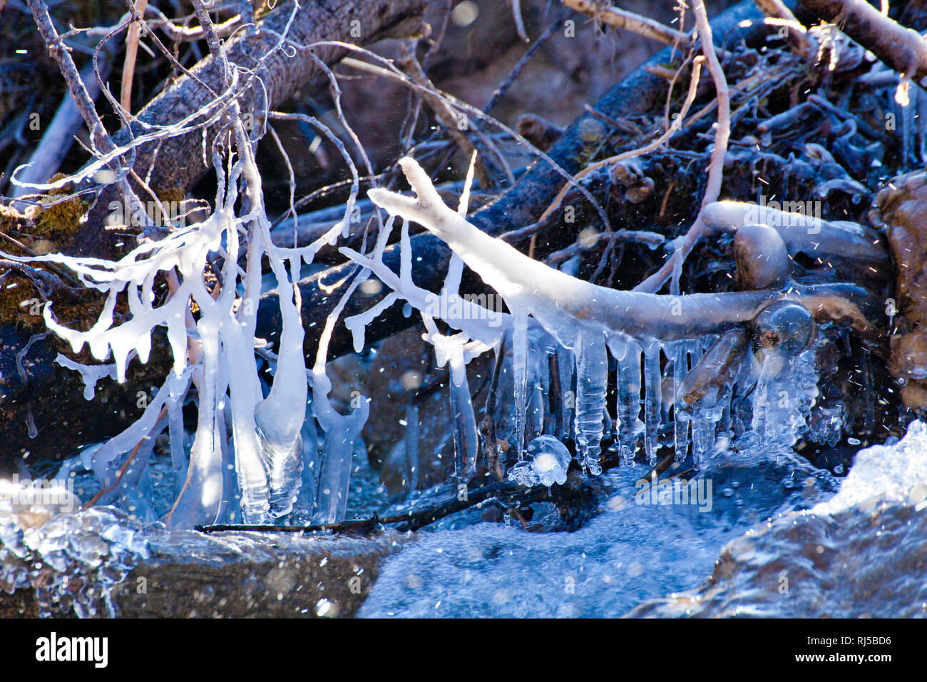 Eisformen Gebirgsfluß natürliche im Banque D'Images