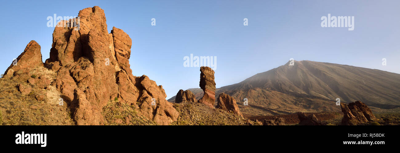 Panoramaaufnahme Roque Cinchado, Los Roques de Garcia, Pico del Teide, Las Cañadas, bei Sonnenaufgang Nationalpark, Teide, l'UNESCO Weltnaturerbe, Tener Banque D'Images