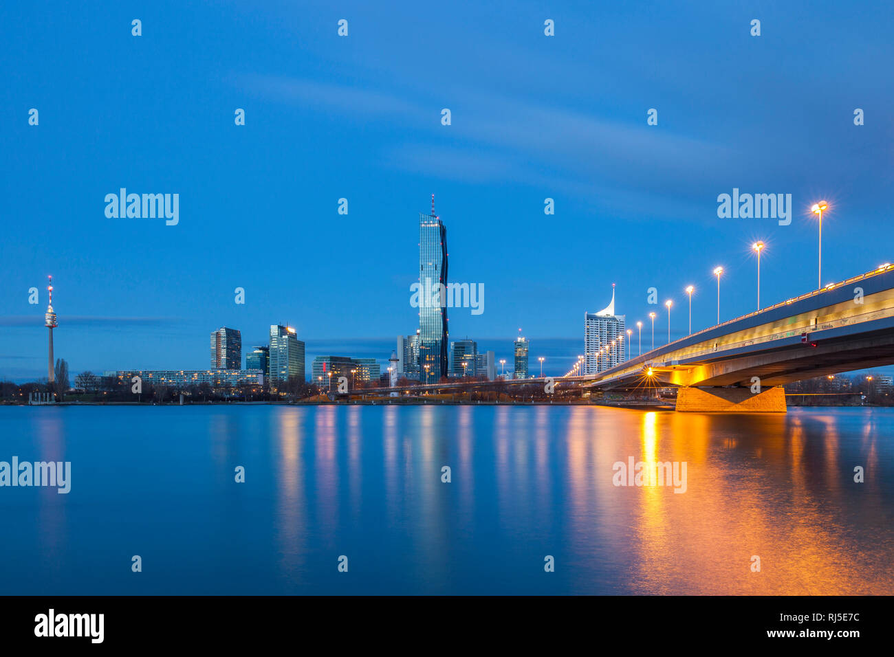 Blick über die Donau zur Donaucity, Abendaufnahme Liens Donauturm, mittig, DC Tour 1, 33, 22. Reichsbrücke Bezirk, Donaustadt, Wien, Österreich, Banque D'Images