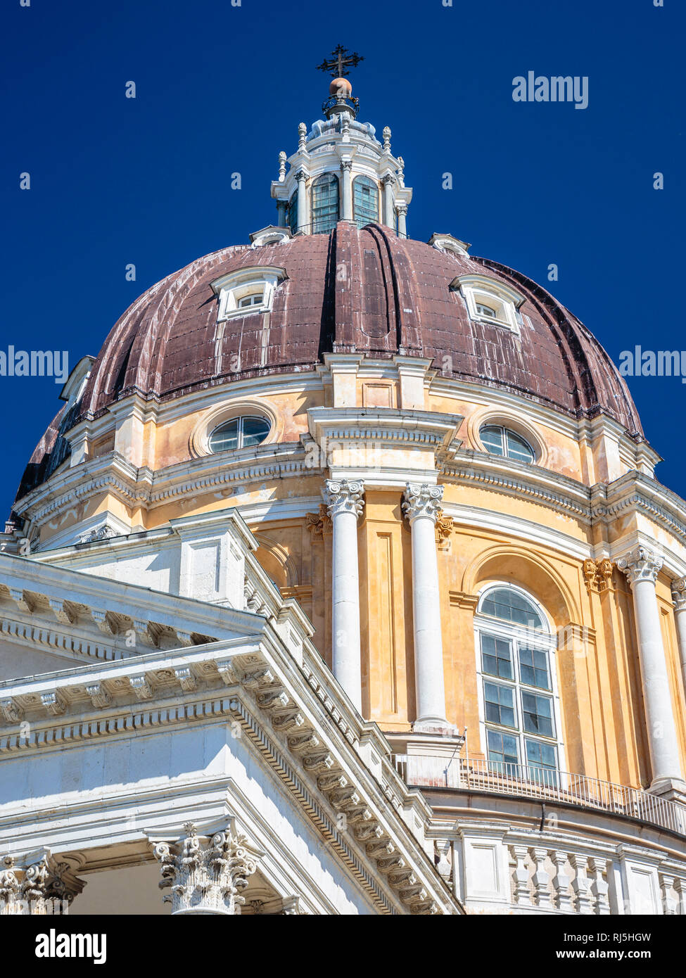Europa, Italie, Piémont, Turin. Die Kuppel der Wallfahrtskirche de Superga (erbaut 1716-1731) Banque D'Images