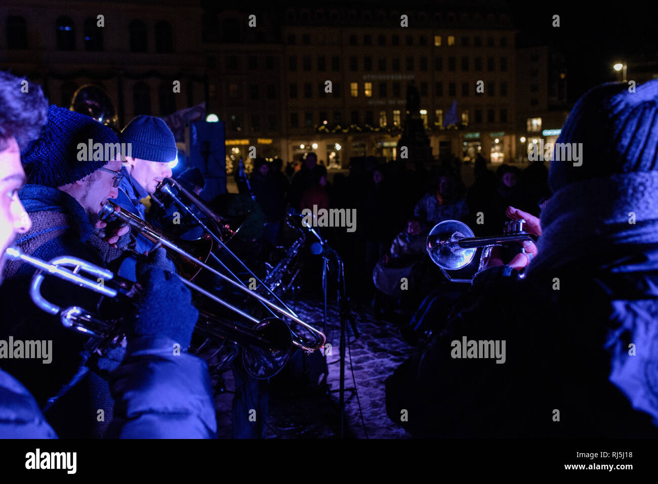 Blasmusik Abends bei der Demo à Dresde. Mars civile pour Alep, Etappe von nach Moritzburg Dresden. Banque D'Images