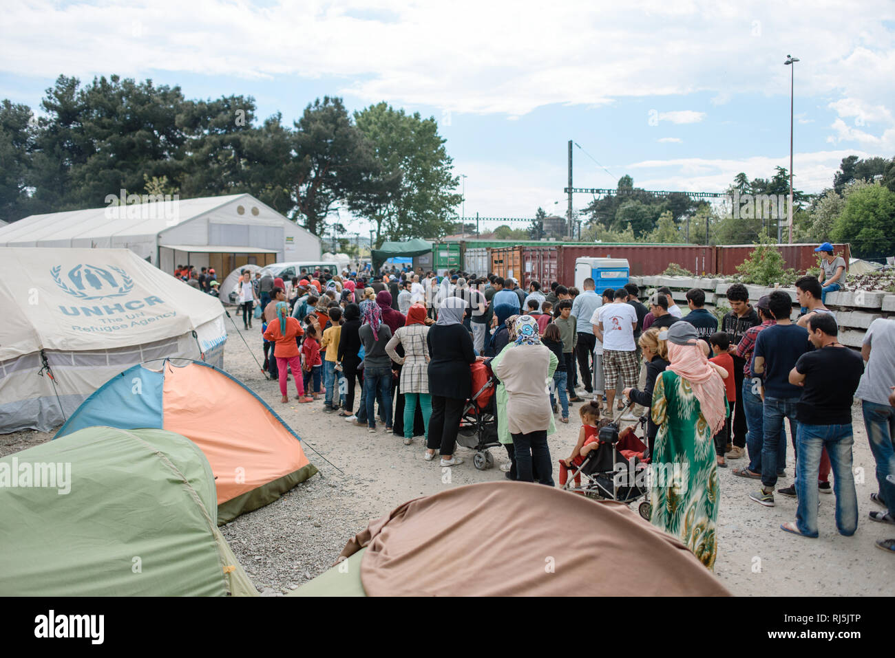 Hier werden Nahrungsmittel un Bedürftige verteilt. Von Flüchtlingscamp Idomeni in Griechenland an der Grenze nach Nombre d'habitants, avril 2016. Banque D'Images
