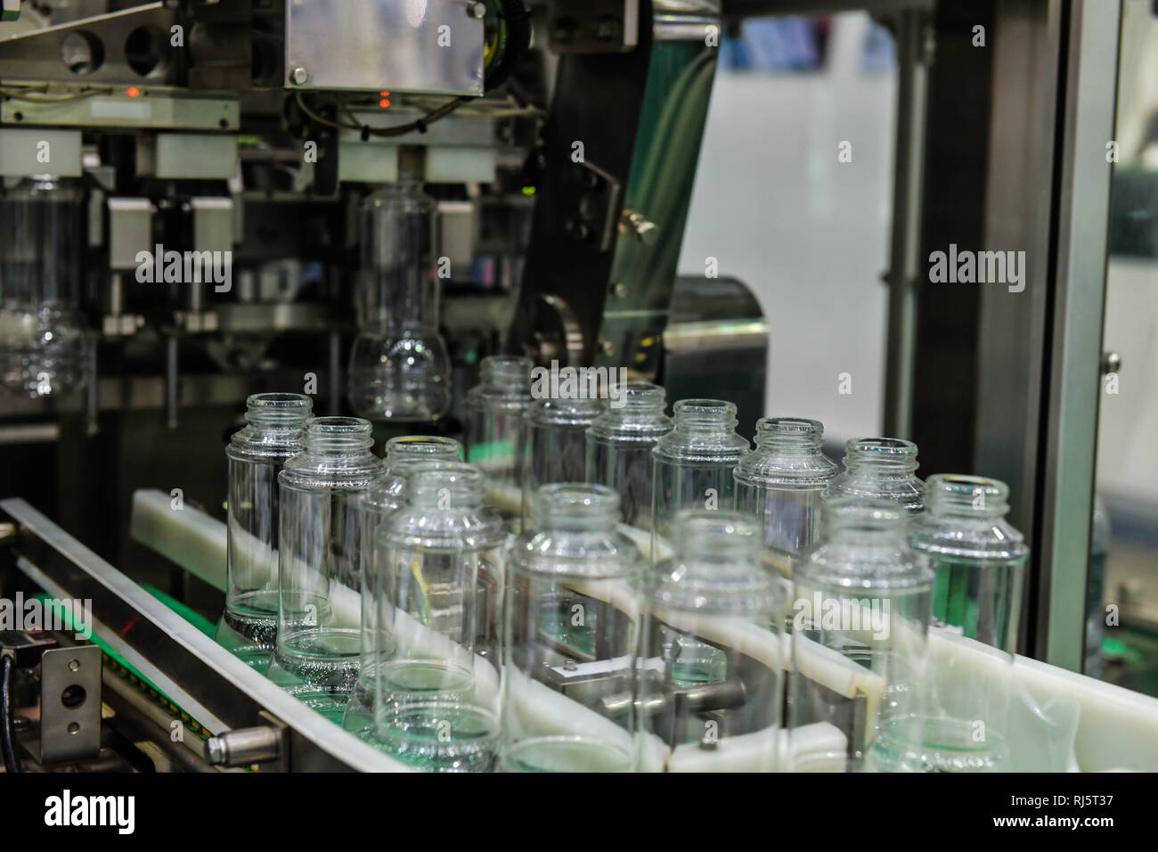 Bouteilles en verre clair sur les systèmes de convoyeurs automatisés transfert d'automatisation industrielle pour le package Banque D'Images