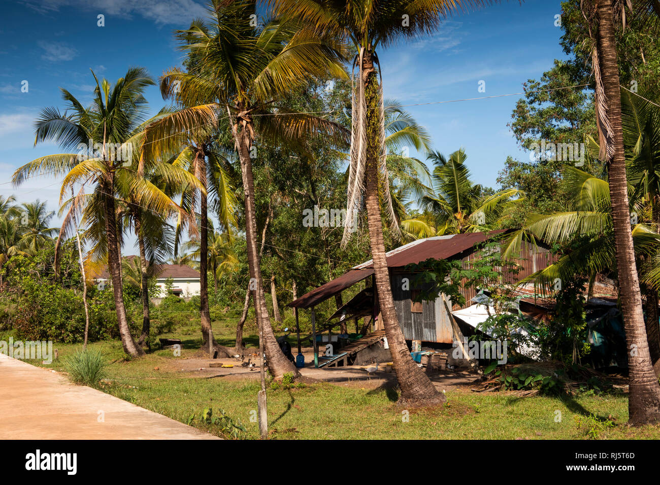 Cambodge, Preah Koh Kong, Krong Khemara Phoumin, village 1, modeste maison fait de tôle Banque D'Images