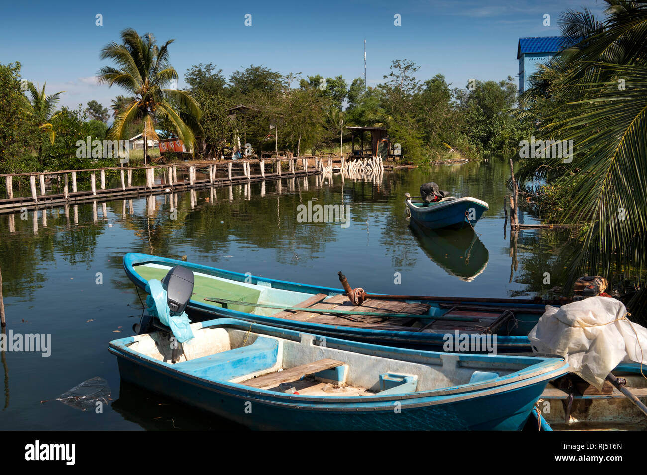 Cambodge, Preah Koh Kong, Krong Khemara Phoumin, bateaux amarrés au numéro 1 de la village de pêcheurs Banque D'Images