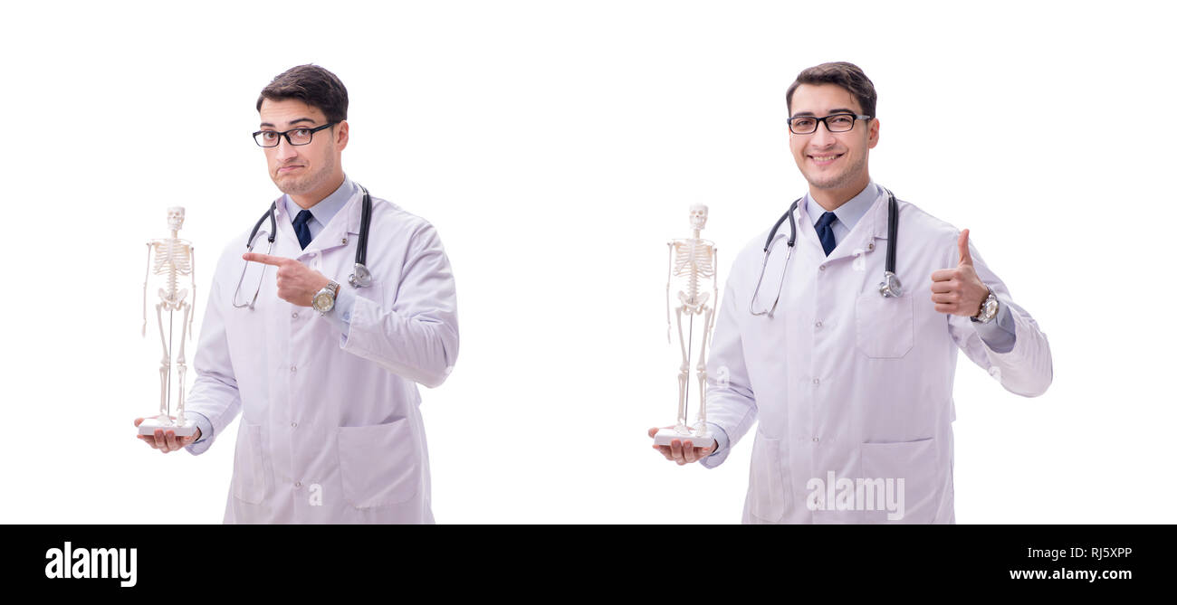 Jeune homme médecin avec squelette isolated on white Banque D'Images