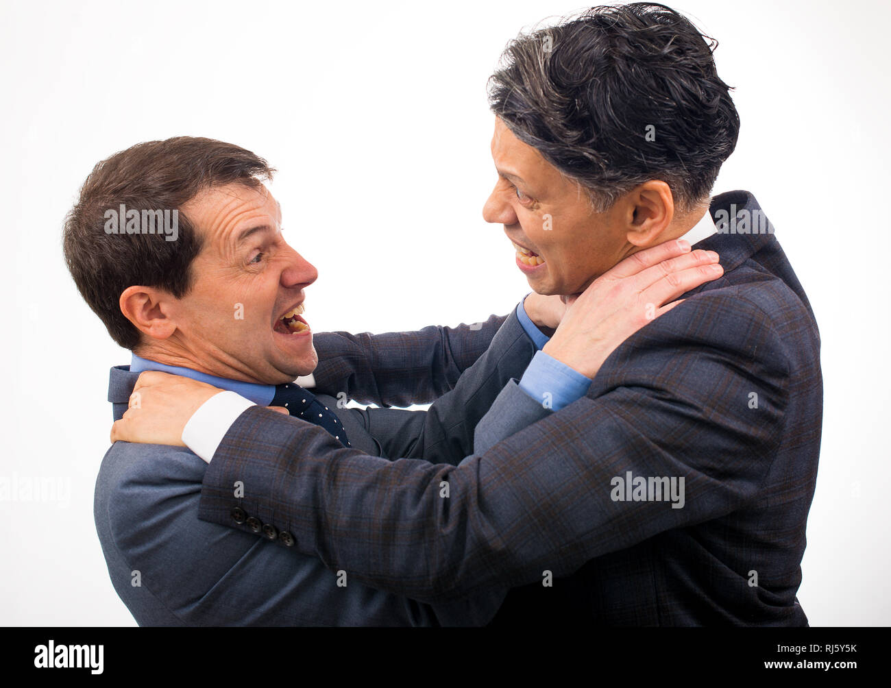 Deux hommes d'affaires ayant un argument contre un fond blanc clair. Les deux hommes ont leurs mains à la gorge des autres en essayant de l'étouffer. Banque D'Images