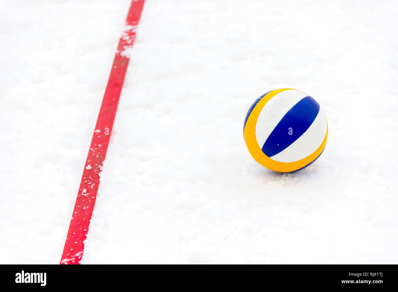 Snow ball volley-ball sur la neige. Jeu de volley-ball de neige. Banque D'Images