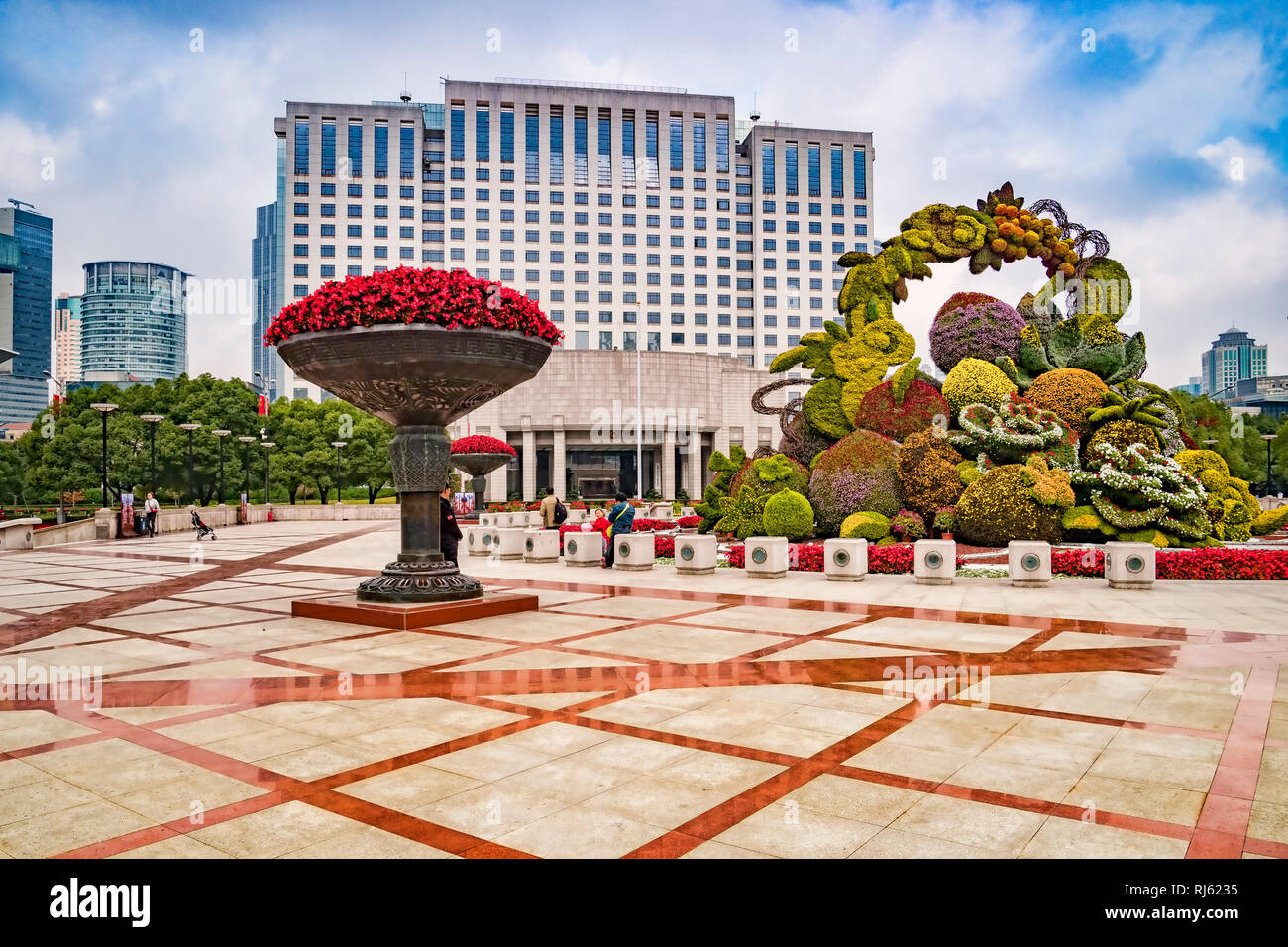 2 décembre 2018 : Shanghai, Chine - la Place du Peuple et le gouvernement du peuple, Shanghai, avec une grande et impressionnante topiary. Banque D'Images