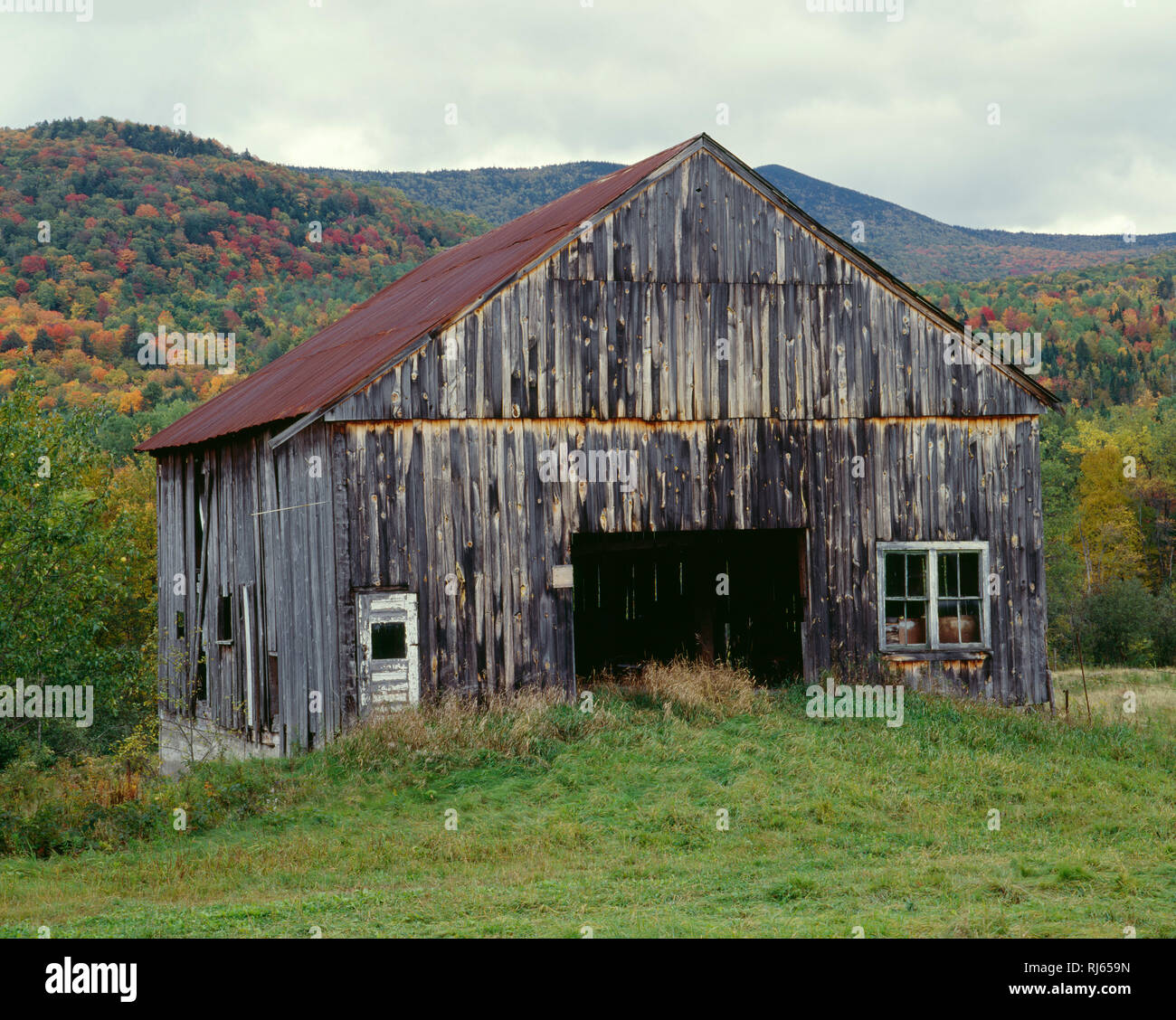 USA, New York, le comté d'Essex, Weathered barn au début de l'automne. Banque D'Images