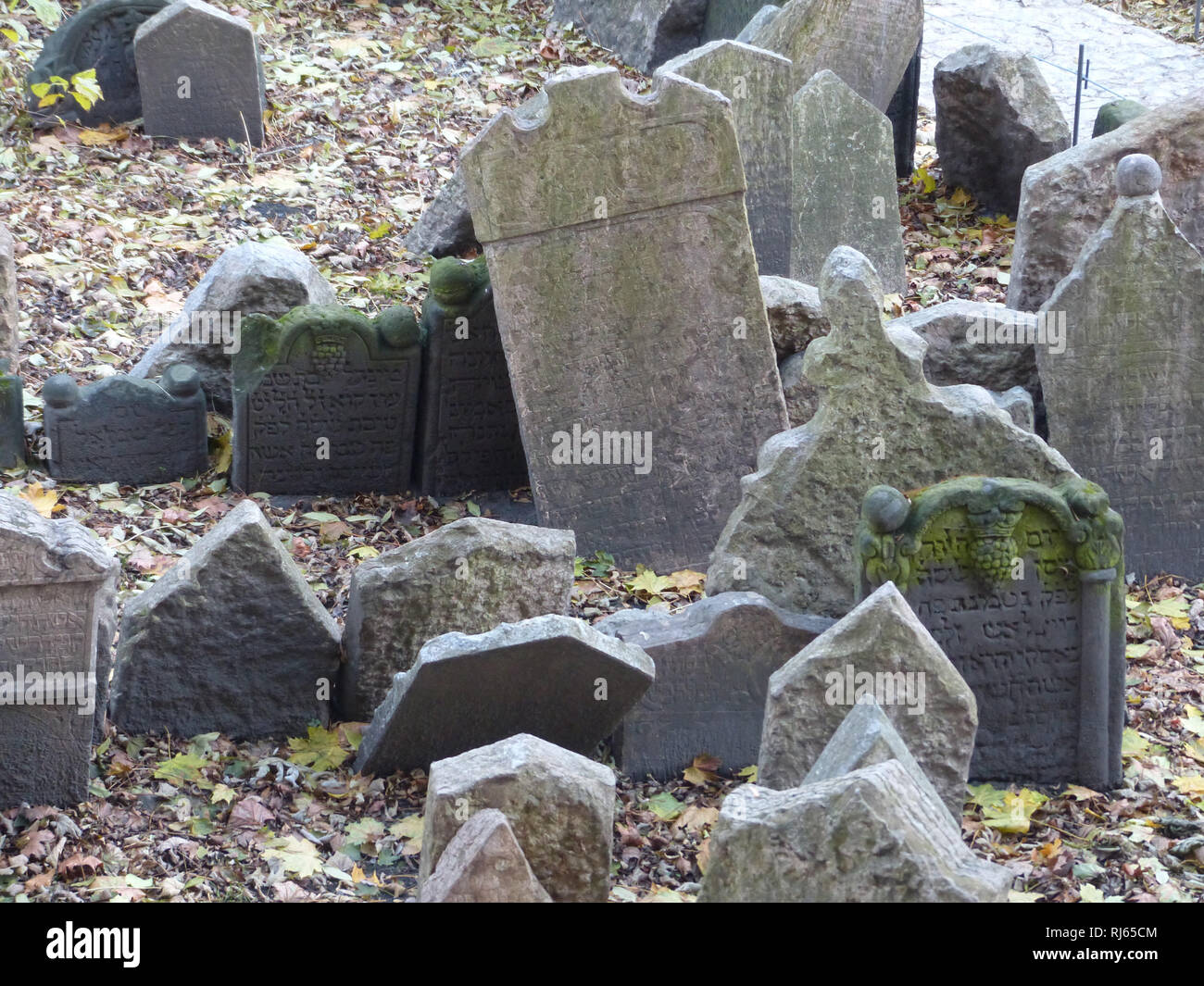 Des pierres tombales anciennes au vieux cimetière juif de Prague, créée au milieu du siècle 15 t, photographié à partir de l'Université Charles, Département de philosophie, c... Banque D'Images