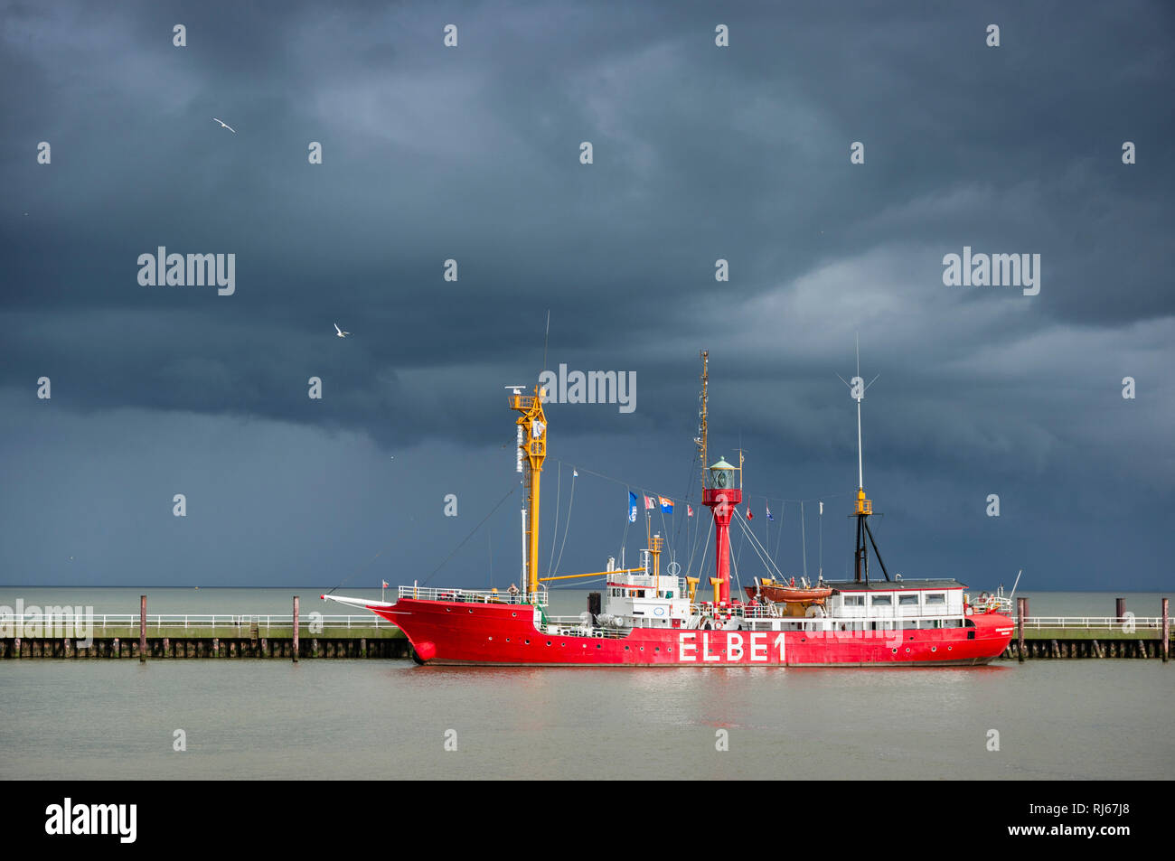 Europa, Deutschland, Niedersachsen, Cuxhaven, Hafen, Das Guinée Bethanien Langeoog 'Elbe 1' an der alten Liebe vor einer Gewitterfront auf der Elbe, Banque D'Images