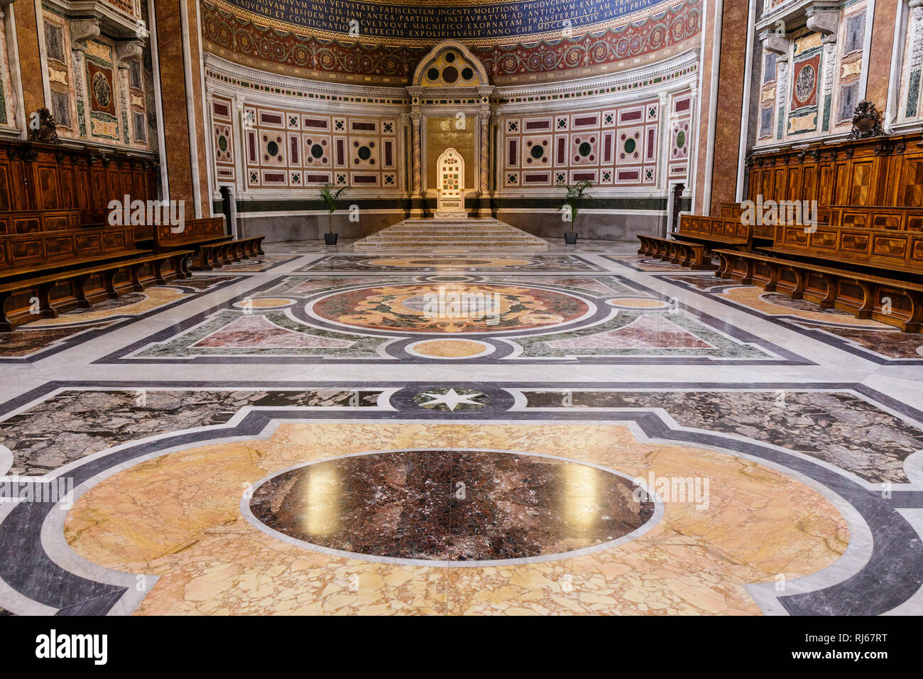 Europa, Italie, Latium, Rom, Chorraum Kathedrale und des Papstes in der Kirche San Giovanni in Laterano Banque D'Images