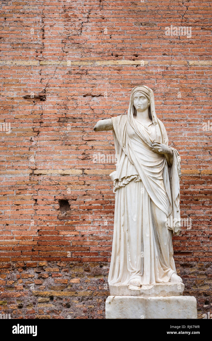 Europa, Italie, Latium, Rom, Marmor-Statue in den Ruinen des Hauses der im Forum Romanum, Vestalinnen Banque D'Images
