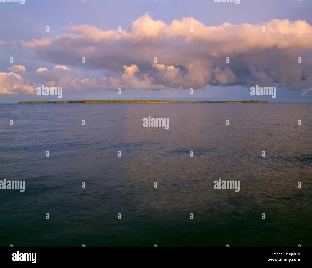 USA (Wisconsin), îles Apostle National Lakeshore, les nuages de tempête sur le lac Supérieur et l'île de New York, à partir de peu de sable Bay. Banque D'Images
