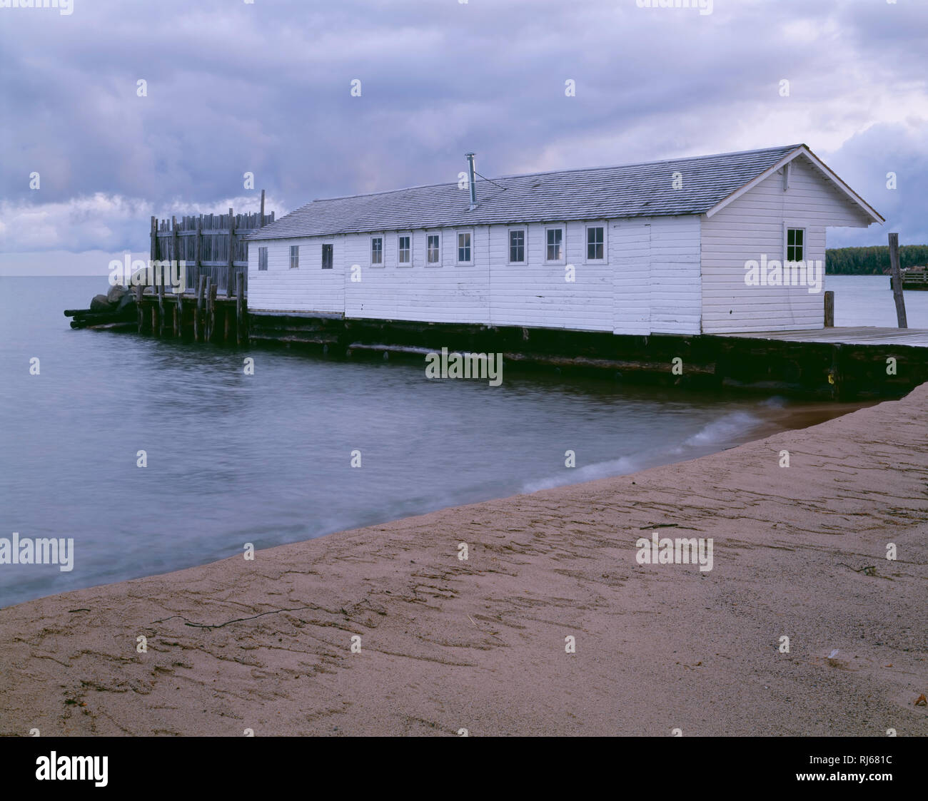USA (Wisconsin), îles Apostle National Lakeshore, cabane à pêche historique à peu de sable Bay et du lac Supérieur. Banque D'Images