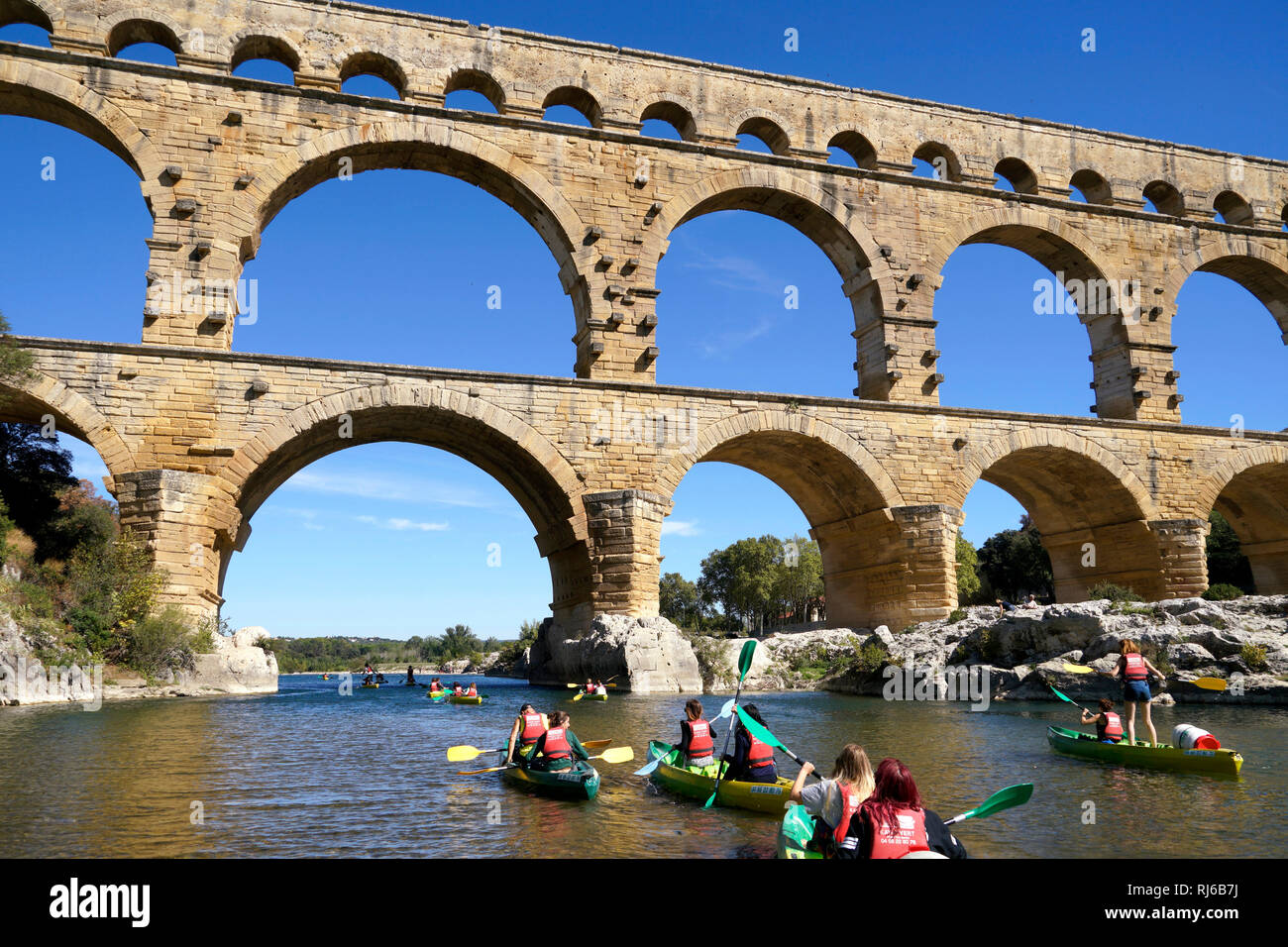 Europa, Frankreich, Provence-Alpes-Côte d'Azur, Avignon, Pont du Gard, Kajak Banque D'Images
