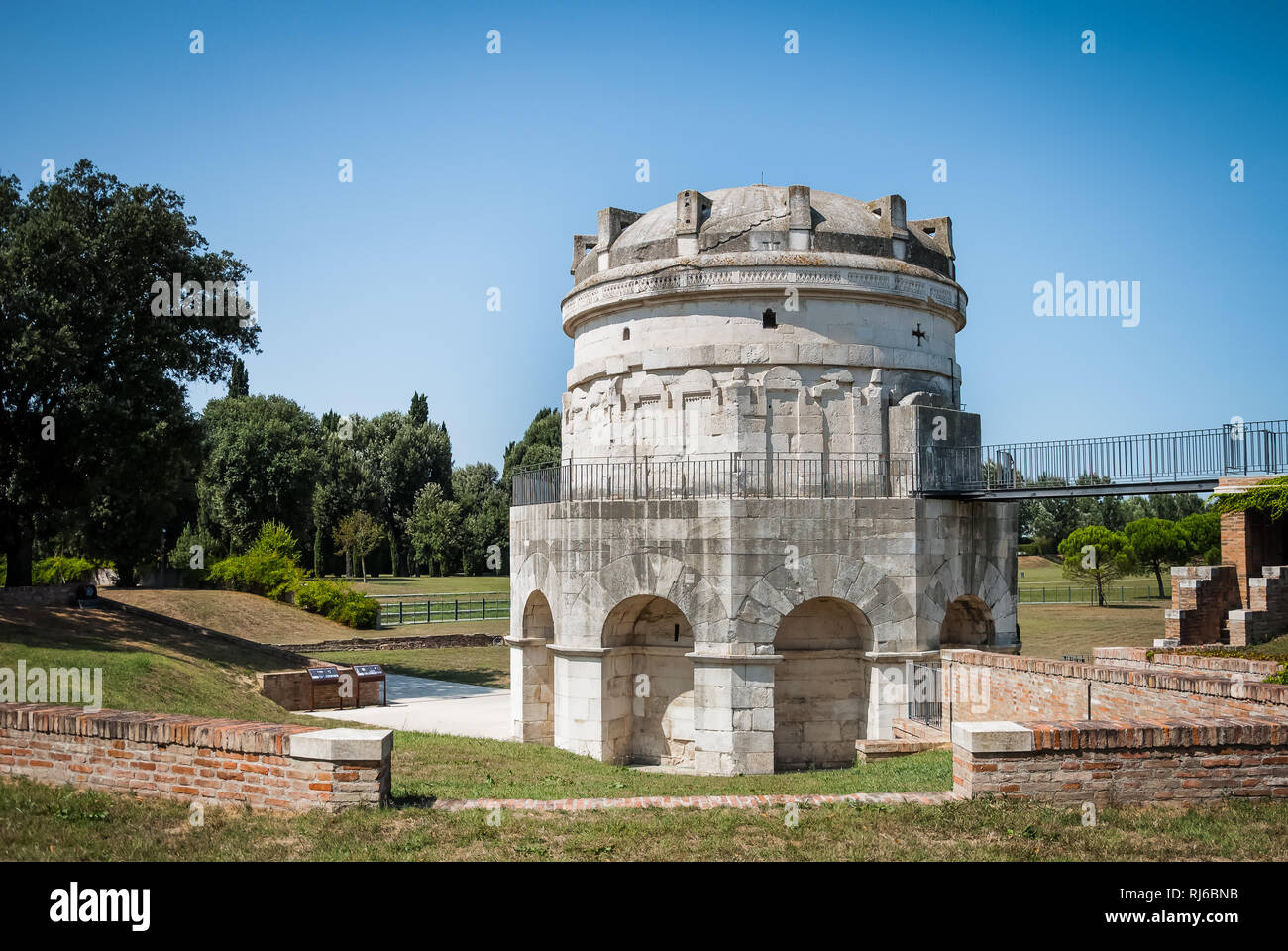 Mausolée de Théodoric le Grand à Ravenne, Italie contre le ciel bleu clair et de verdure Banque D'Images