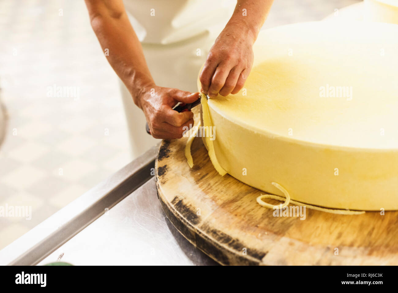 Verarbeitet Die Sennerin würzigem Alm-Käse frische Milch zu, Von der Milch zum Käse, Banque D'Images