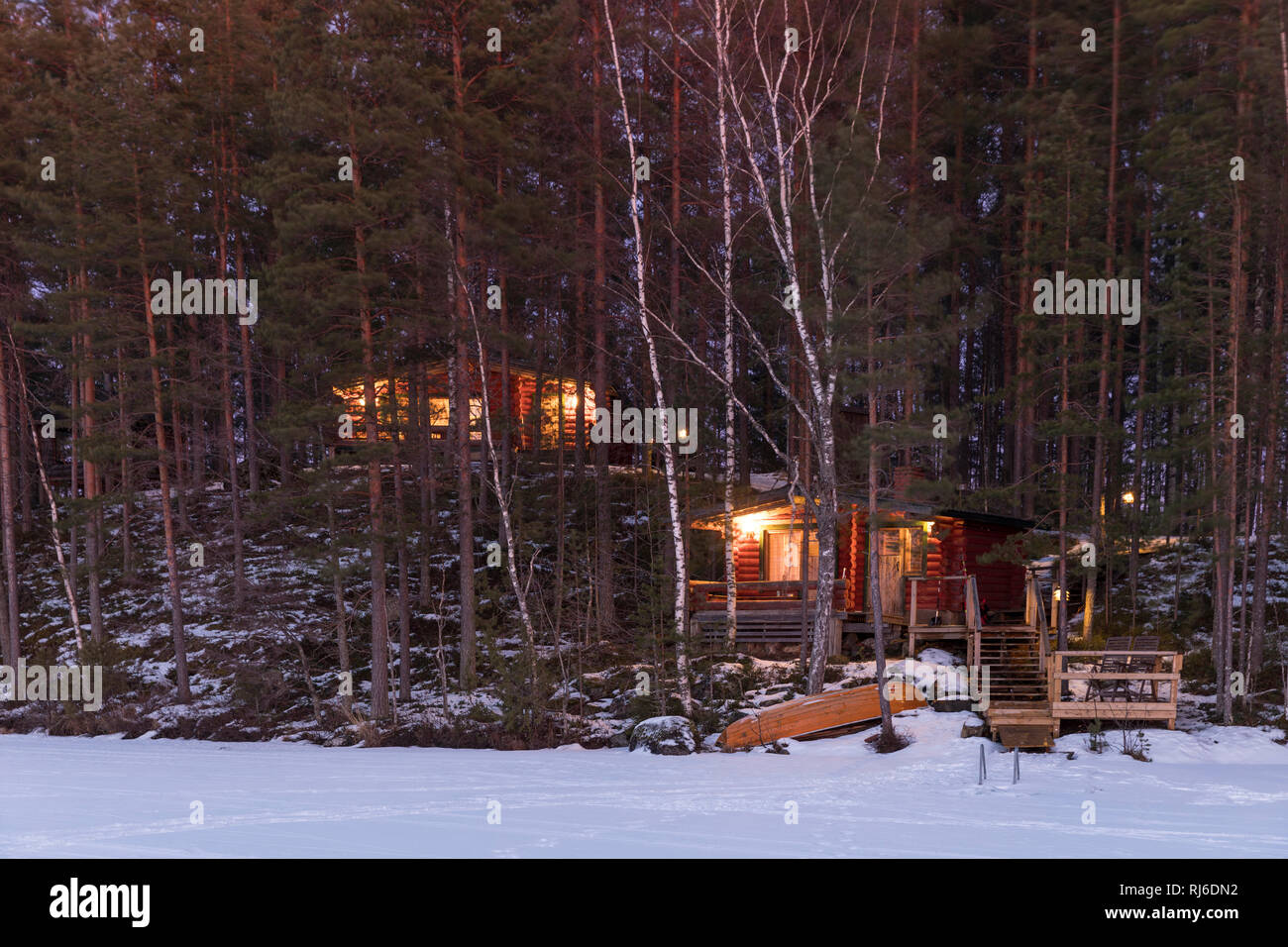 Finlande, le Ferienhaus im Winter mit Licht am Abend Banque D'Images