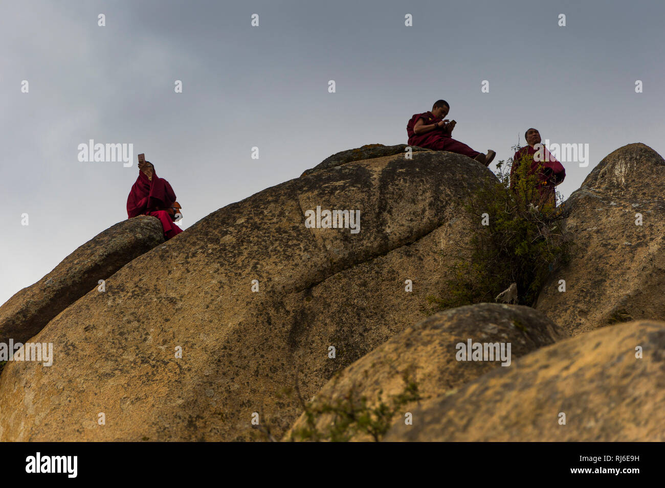 Tibet, Felsen am Kloster Drepung, Mönche Banque D'Images