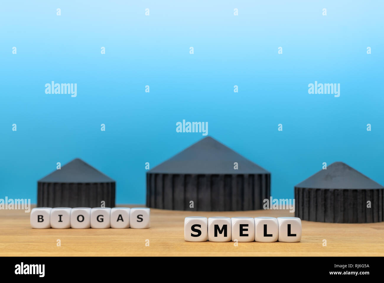 Formulaire dés les mots 'BIOGAZ' et 'SMELL' en face d'un modèle d'une usine de biogaz. Banque D'Images
