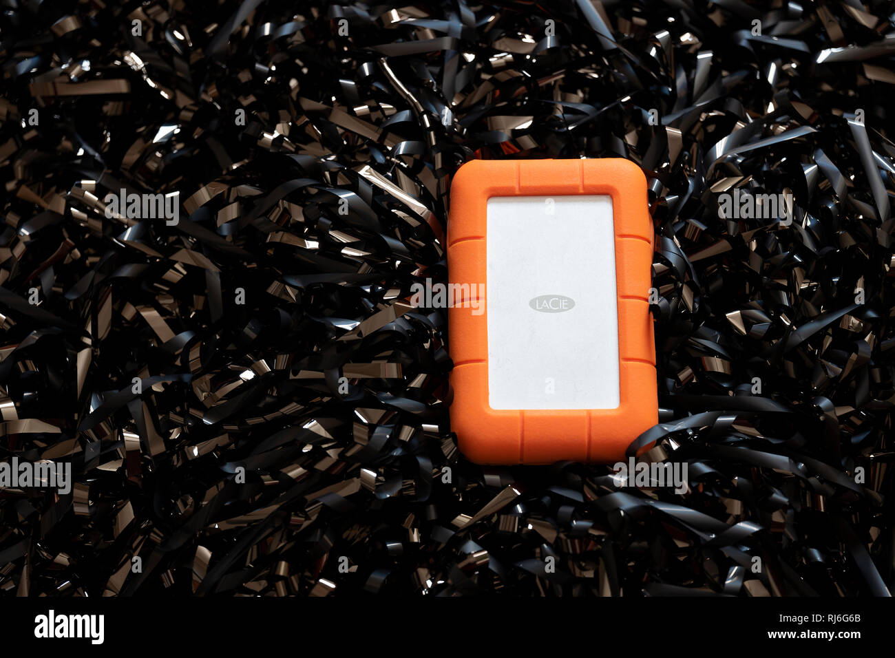 Périphérique de stockage portable LaCie sur un lit de bande magnétique Banque D'Images