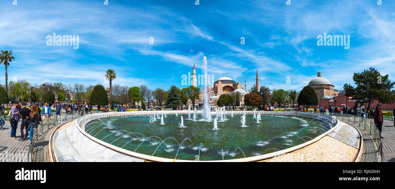 Vue panoramique de Sainte-sophie (Ayasofya) musée et vue sur la fontaine du Sultan Ahmet Park. Istanbul , Turquie Banque D'Images