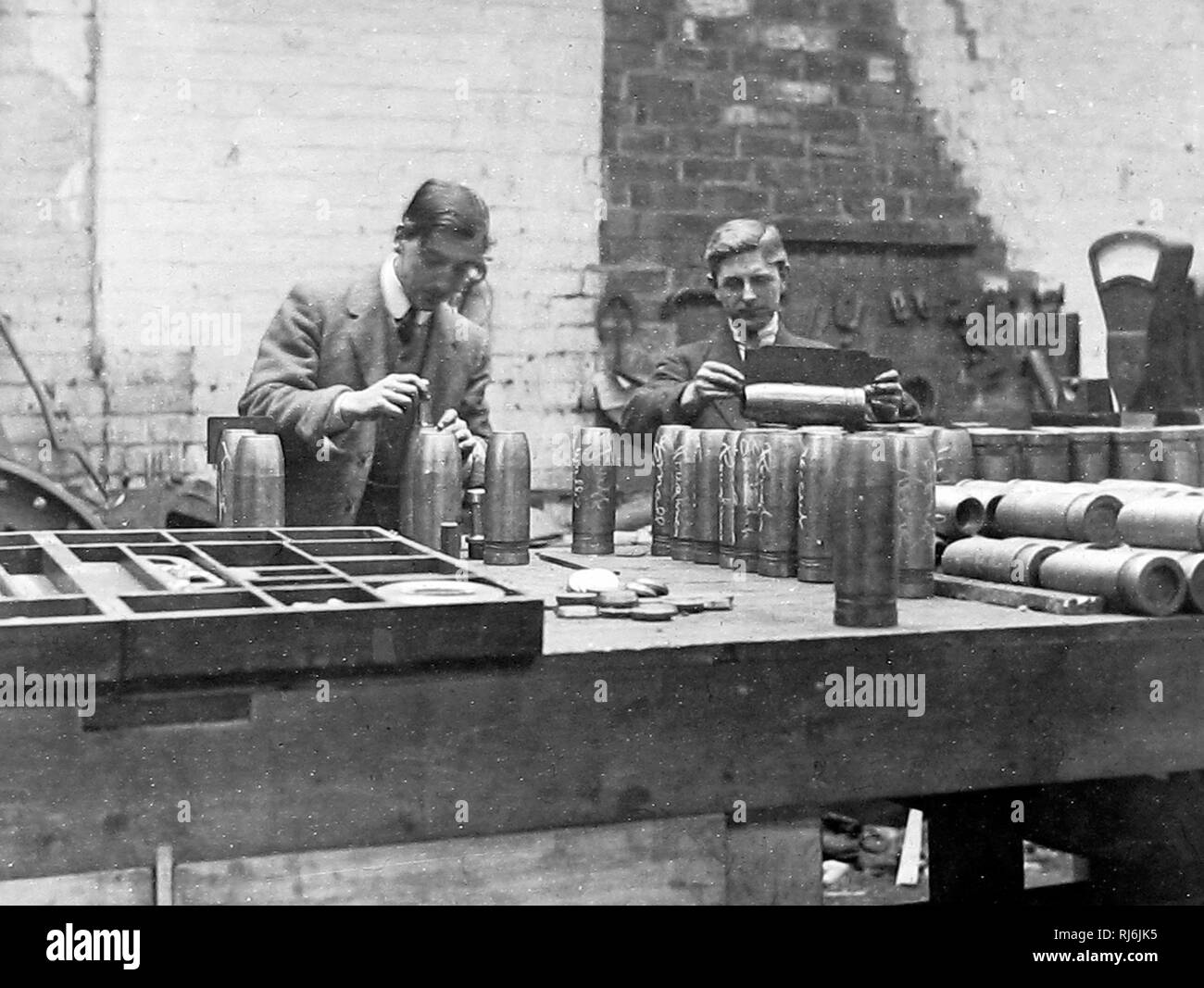 WW1 inspecteur du gouvernement contrôle de coquilles dans une usine de munitions Banque D'Images