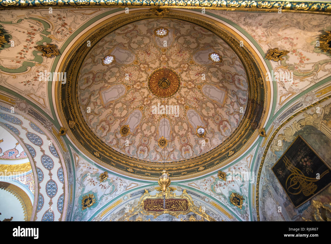 Belle décoration à l'intérieur du palais de Topkapi. Plafond dans l'une des chambres - L'Impériale (Sultan) située sur le harem. Istanbul, Turquie Banque D'Images