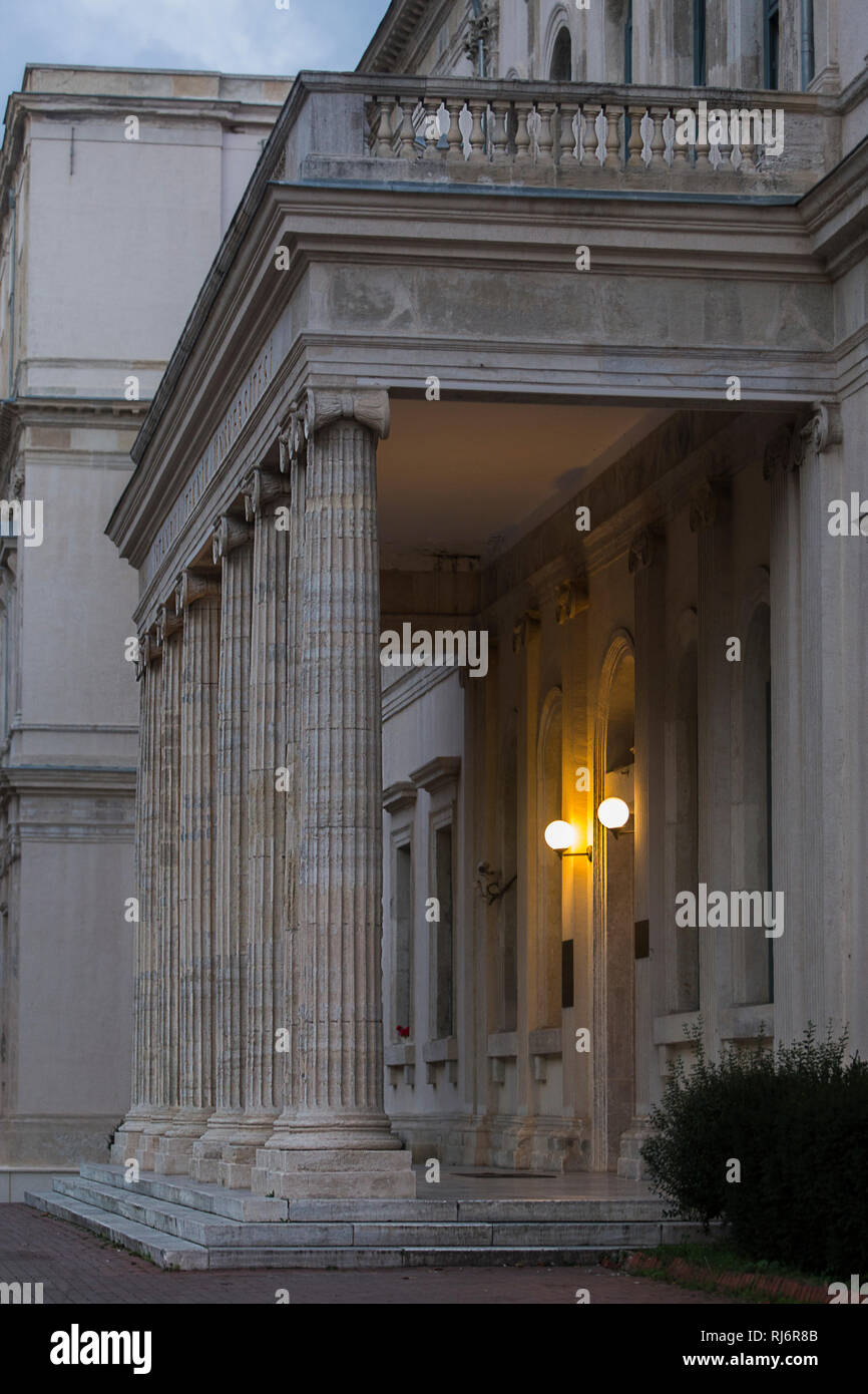 Portique d'un bâtiment néo-renaissance rom du XIXe siècle dans le côté européen d'Istanbul: Taskisla Banque D'Images