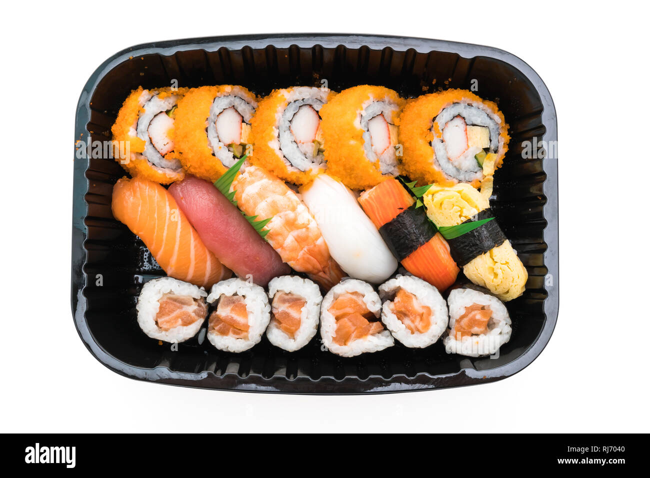 Cuisine japonaise sushi de fruits de mer style avec California roll maki Sushi Saumon , Thon , Sushi , Sushi , sushi Crevettes Calmar , doux et sushi oeufs etc en blac Banque D'Images
