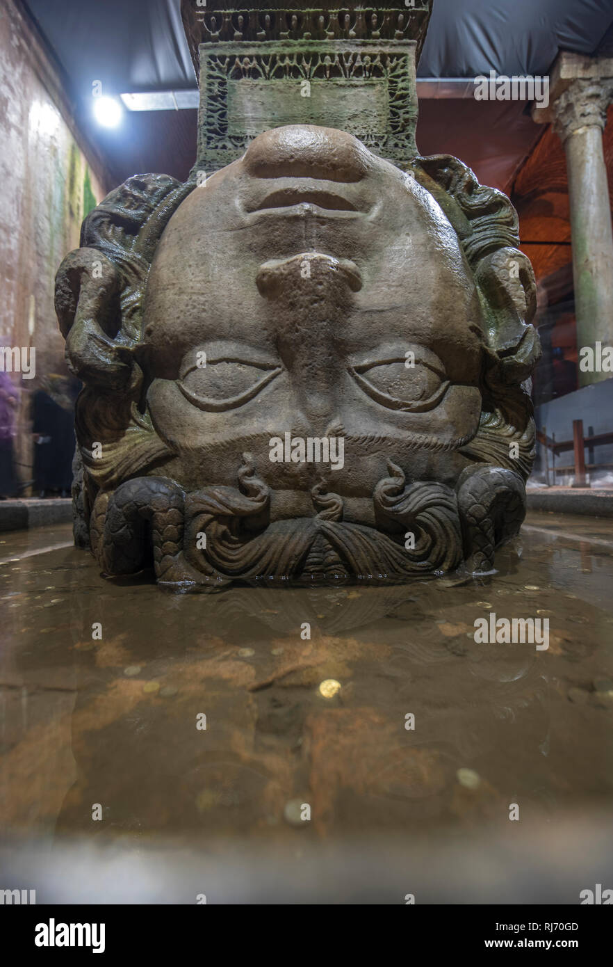 Un gros plan de la colonne avec base de tête de Méduse dans la Citerne Basilique (Yerebatan Sarnici ) qui se trouvent sous la ville de Istanbul , Turquie Banque D'Images