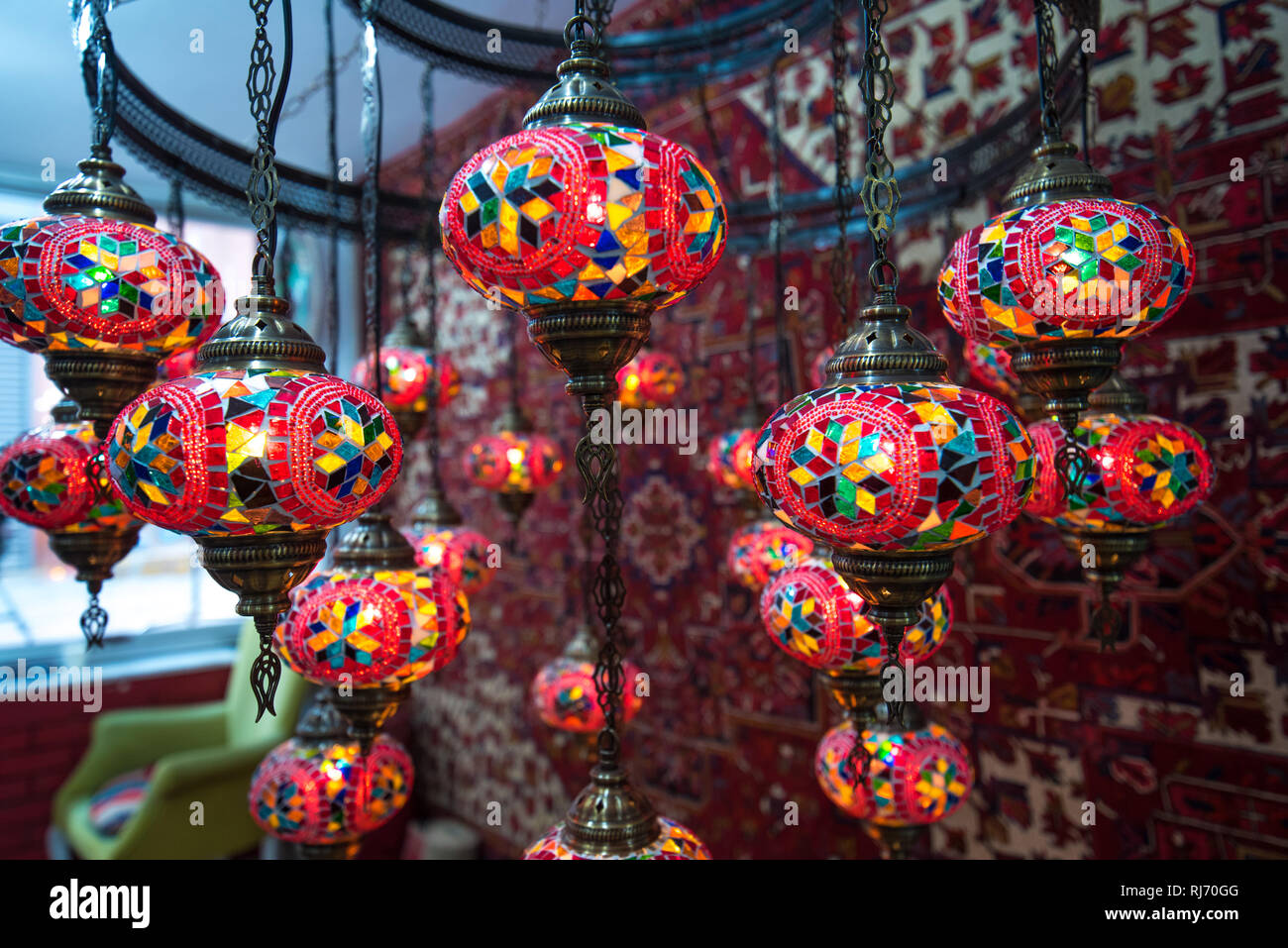 Amazing artisanaux lampes turc dans une boutique de souvenirs. Mosaïque de  verre coloré. en vente sur le Grand Bazar (Kapali Carsi) à Istanbul, Turquie  Photo Stock - Alamy