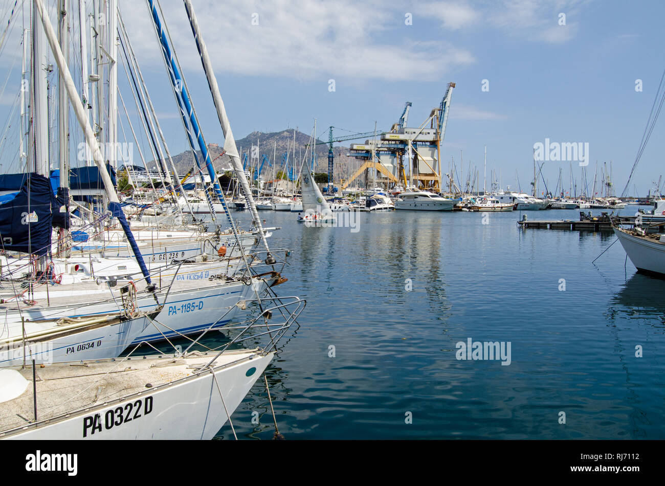 Palerme, Italie - le 18 juin 2018 : yachts dans la marina de Palerme, La Cala - La Crique sur un matin d'été ensoleillé. Banque D'Images