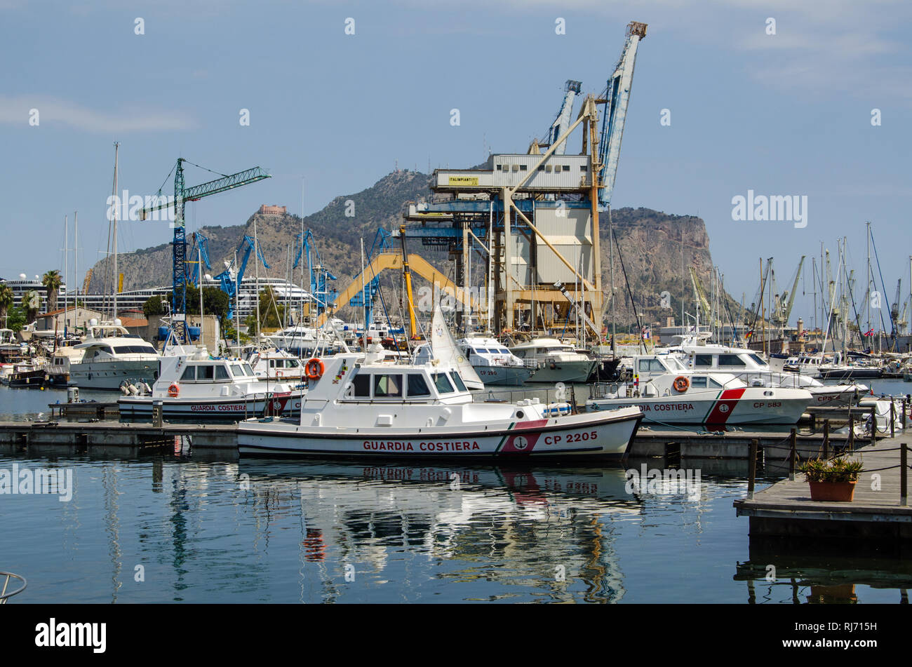 Palerme, Italie - le 18 juin 2018 : les navires appartenant à la garde-côtes italiens amarrés dans le port de Palerme, Sicile sur un matin d'été ensoleillé. Banque D'Images